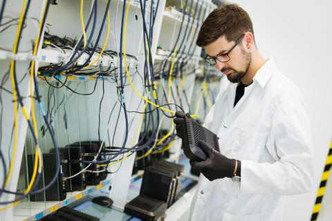 網絡技術服務領域中的精英 帥氣男人的雙重魅力